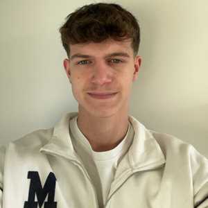 Enzo, un développeur de site web à Ajaccio